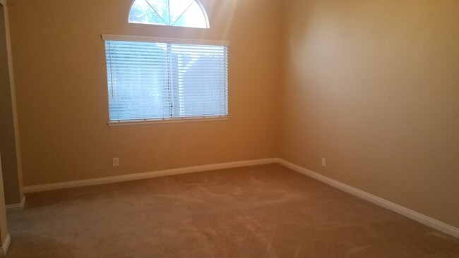 Building Photo - SW Bakersfield Home for Lease