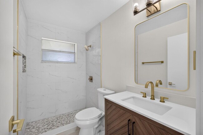 Building Photo - 3943 Roan Ct W