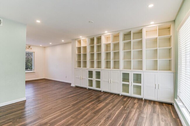 Building Photo - 7105 Meadowood Dr