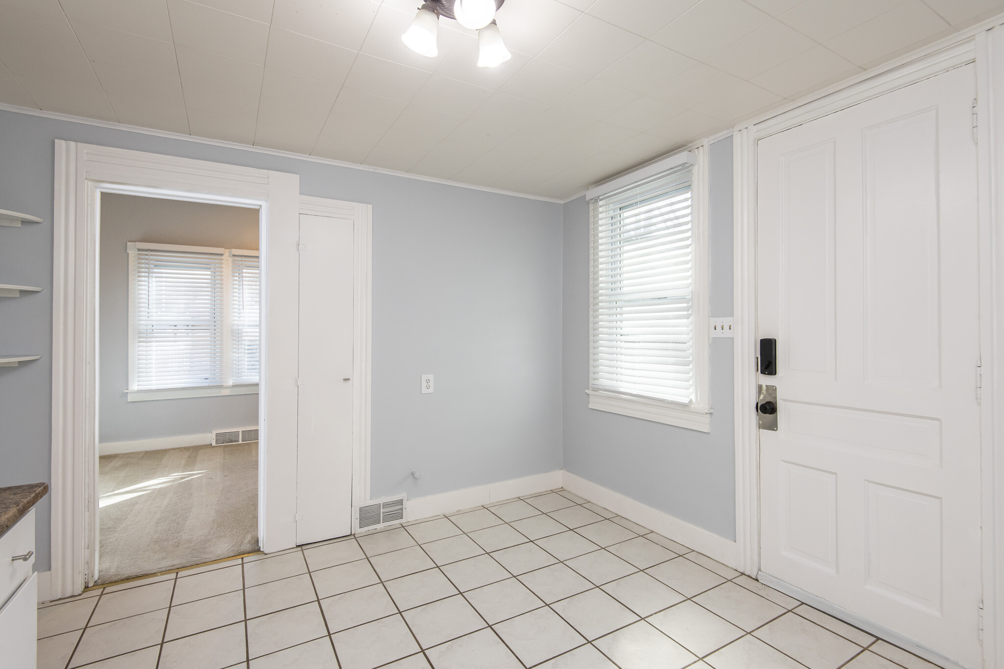 Kitchen eating area - 2615 N Wauwatosa Ave