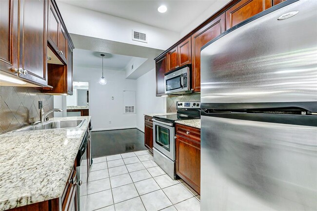 Building Photo - 2255 Braeswood Park Dr