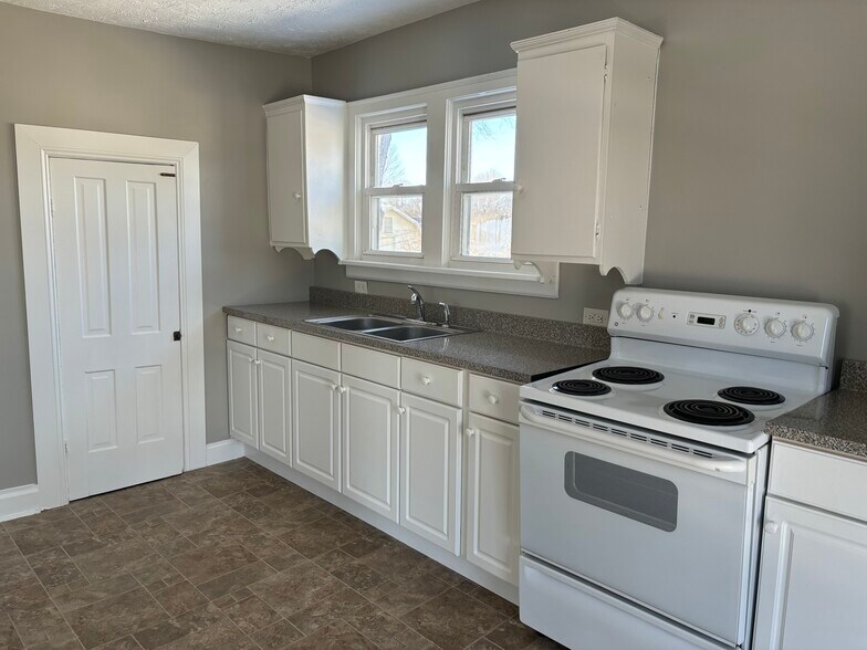 Kitchen (door leads to pantry) - 1394 Wayne St