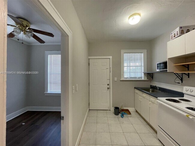 Building Photo - 3364 SW 2nd St