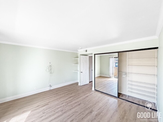 Building Photo - Beautiful 2BD/2.5BA W/ Updated Kitchen, and Attached Garage in Bay Ho!