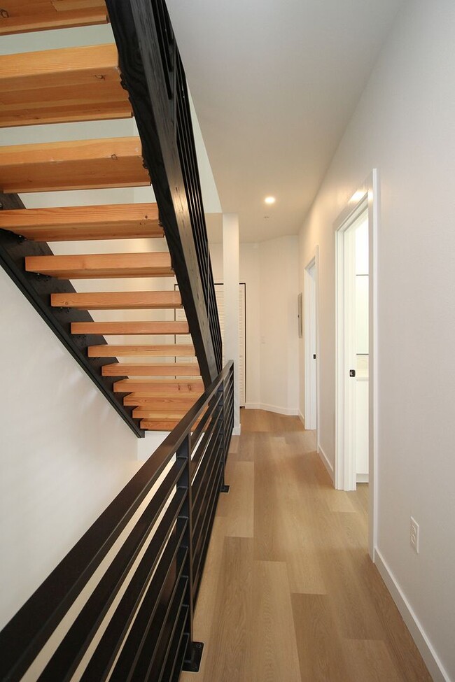 Building Photo - 2516 NE Flanders St