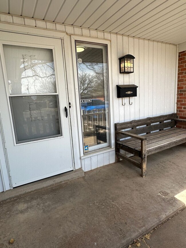 Building Photo - Beautiful Home on Mesa Circle!