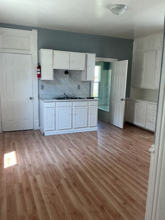 Building Photo - 3 Bedroom / 1 Bathroom House in Peoria