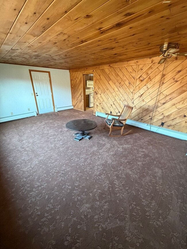 Building Photo - Available Now 3 Bedroom 1 Bath Home on Park Point