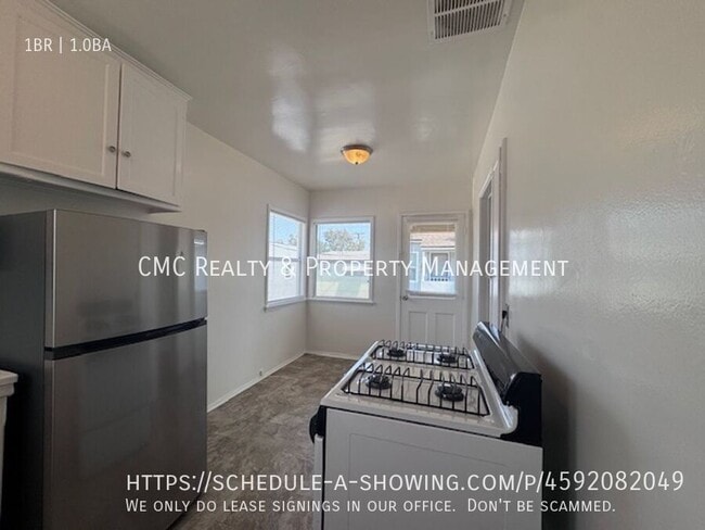 Building Photo - 4841 1/2 Clark Ave-