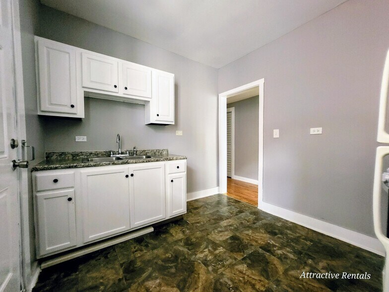 Building Photo - 1615 W 78th St