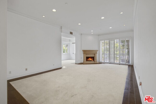 Building Photo - 132 S Maple Dr