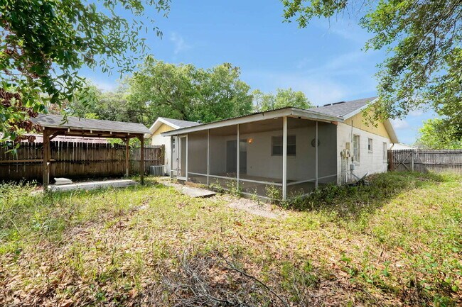 Building Photo - "Charming 2-Bed, 2-Bath Townhouse Retreat in Orlando's Heart - 1010 Sq Ft of Comfort!"