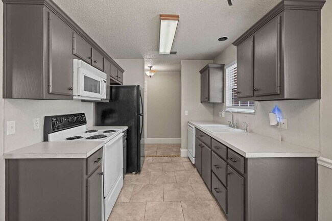 Building Photo - Beautiful 2/2 Near all of Lubbock's Amenit...