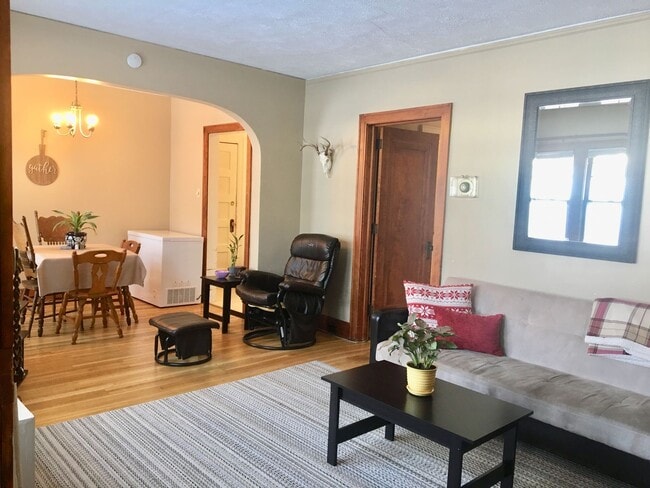 Building Photo - 908 E 4th St