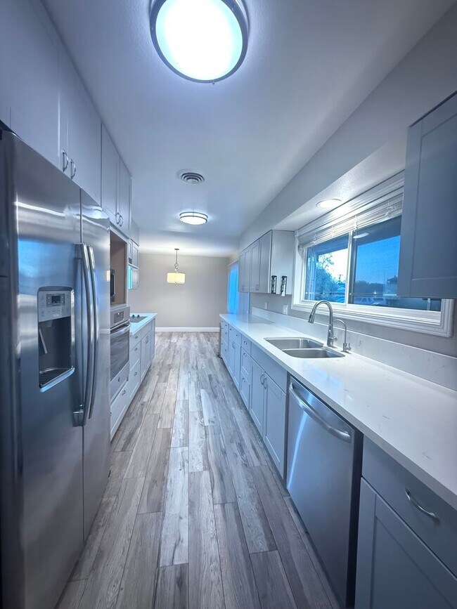 Building Photo - Spacious 3/1 in Arden Manor