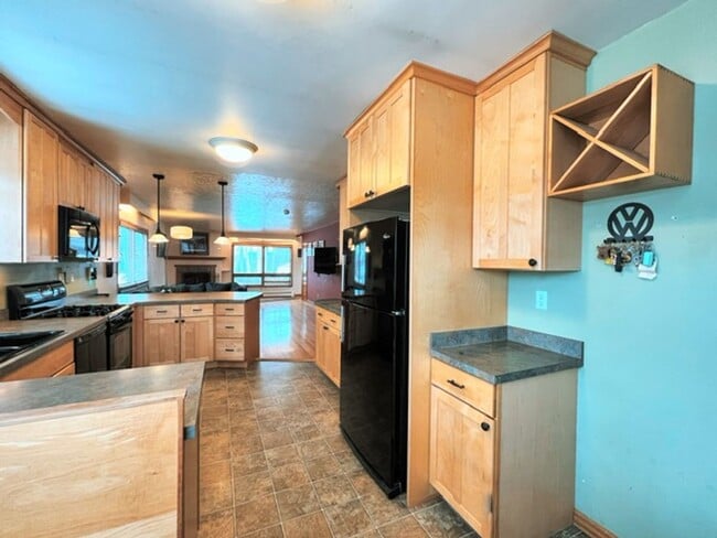 Building Photo - Spacious Midtown Two Bedroom with Utilitie...