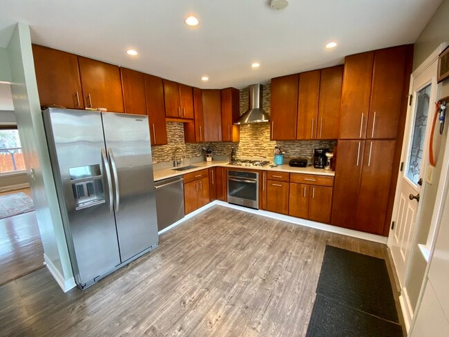 Building Photo - 5526 W Windsor Ave