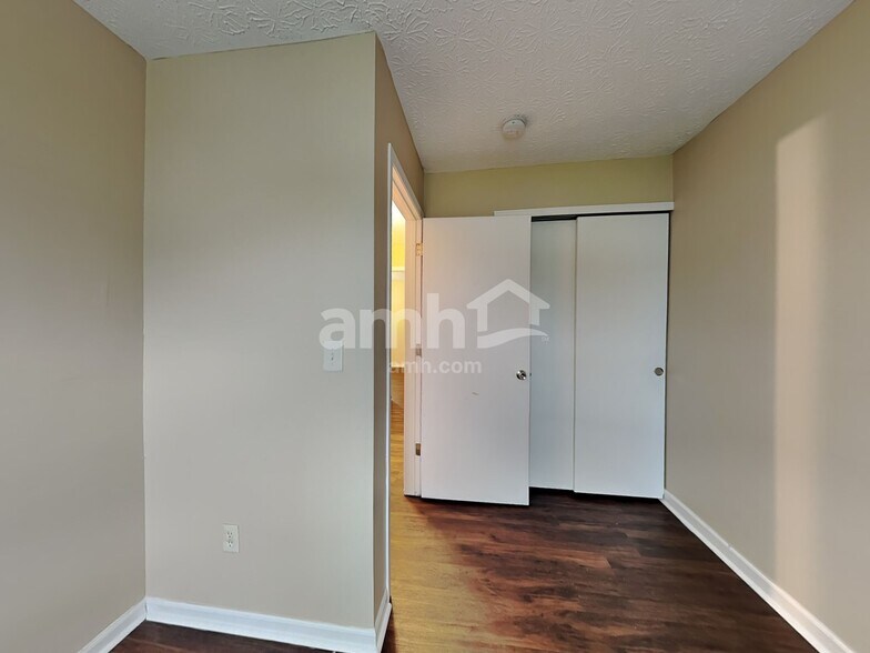 Building Photo - 1216 Walker Springs Dr