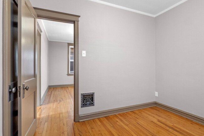 Building Photo - 4918 Tholozan Ave