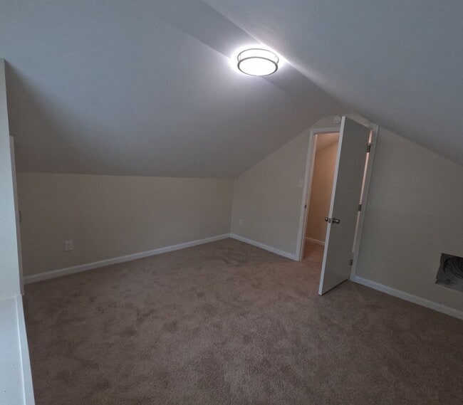 Building Photo - Renovated 3 Bed 1 Bath