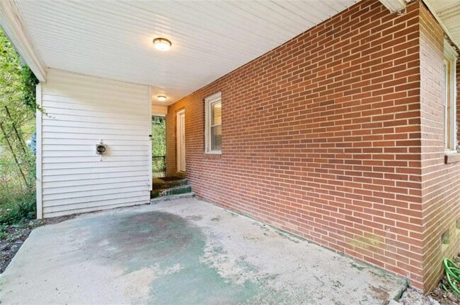 Building Photo - 2150 Meadowlane Dr SW