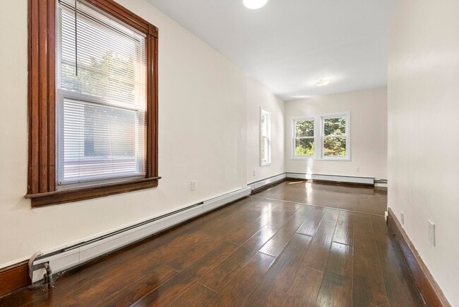 Building Photo - 32 Pearsall Ave