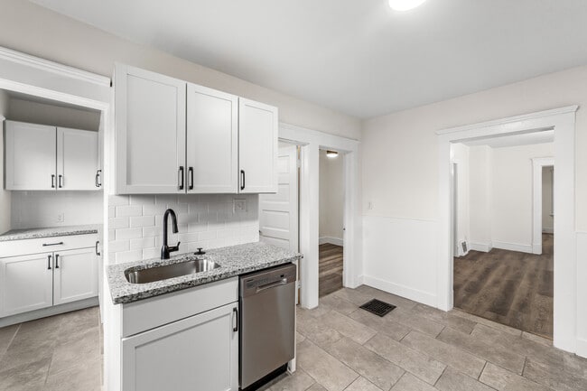 Primary Photo - 1352 W 58th St