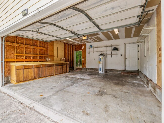 Building Photo - Country Club Area!