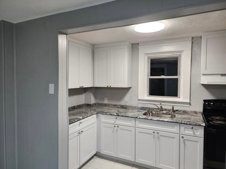 Building Photo - 227 Providence St