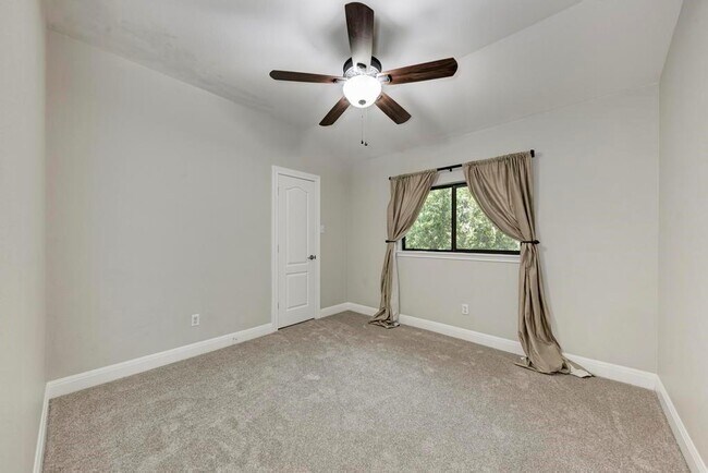 Building Photo - 500 Tyree Rd