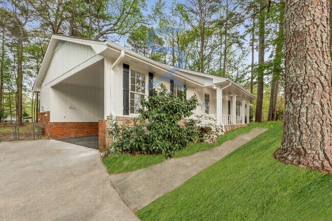Building Photo - Move in before October 15th and get $100 O...