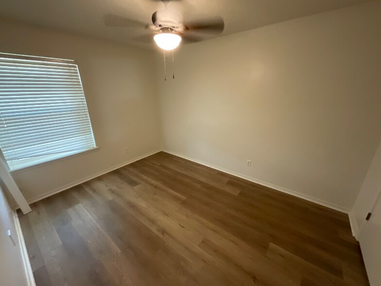 Building Photo - 706 W Louisa Ave