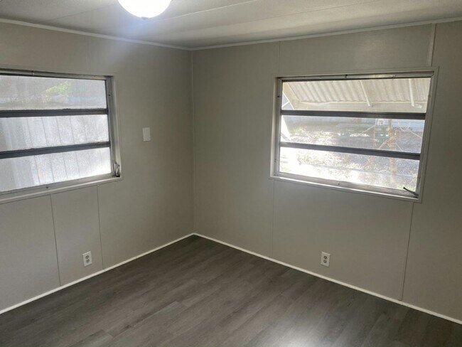 Building Photo - 5 Crest Ave