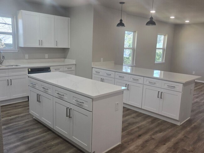 Building Photo - Newly remodeled 4 bedroom 3 full bath two story home located in the heart of Weatherford, TX