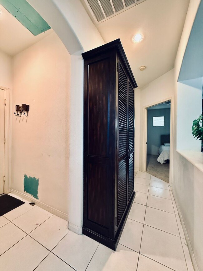 Building Photo - Partially furnished-Lovely 5 bedroom, 3 bath home in Legacy Master Series Community! $500 off fir...