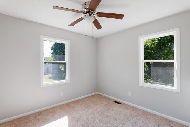 Building Photo - 102 Burdock Cir