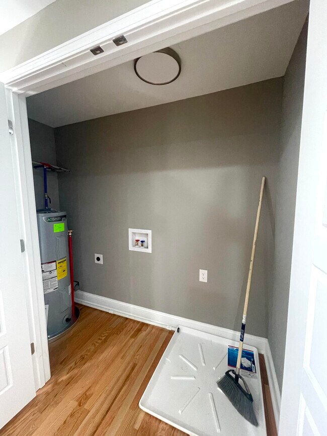 Building Photo - 402 Gunn St