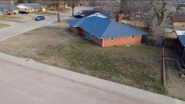 Building Photo - 5 Bedroom 2 Bath Available!!