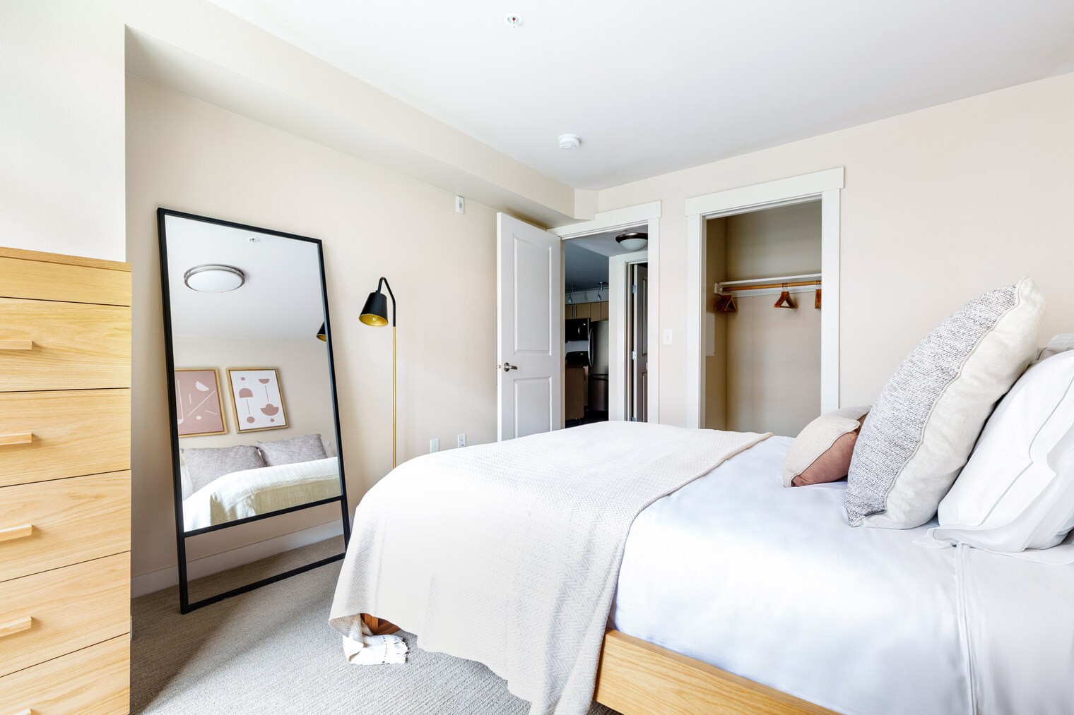 Building Photo - 215 10th Ave E