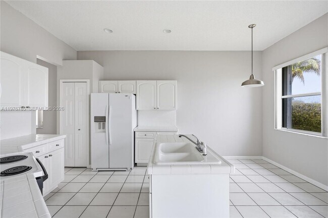 Building Photo - 575 SE 29th Dr