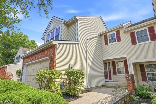 Building Photo - 703 Porter Way W
