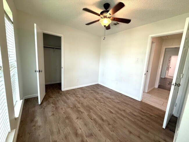 Building Photo - 646 Fair Oak Dr