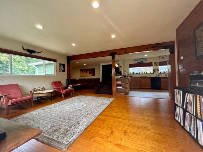Building Photo - 3 bedroom, 1 bathroom home next to Sequoia...