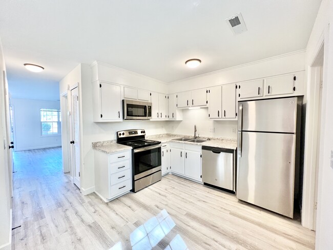 Kitchen/Dining - 276 Fleming Rd