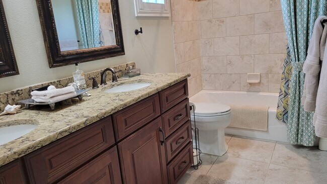 Building Photo - Seasonal stunning 5/5 pool home west of trail near Siesta Key!