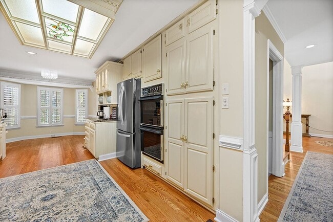 Building Photo - Gorgeous, multi-level condo!