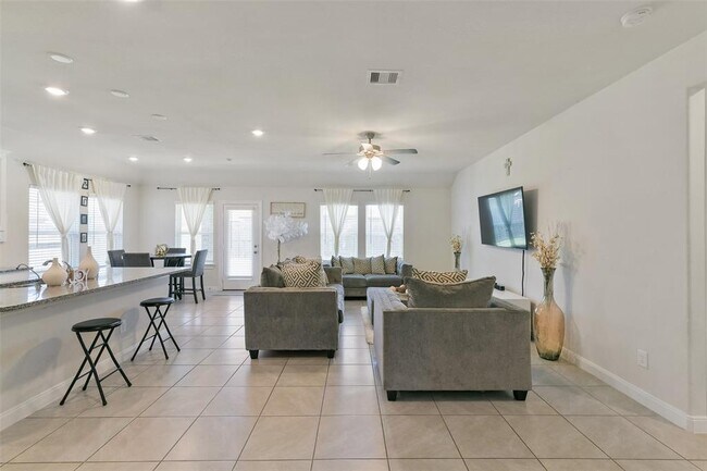 Building Photo - 8902 Jasper Lake Dr