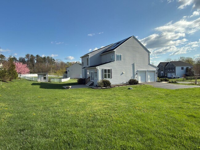Building Photo - Spacious 4 Bed 3.5 Bath Home in Round Hill VA For Rent!