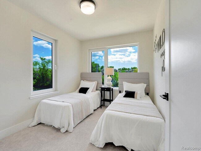 Building Photo - 741 Smart Town Dr