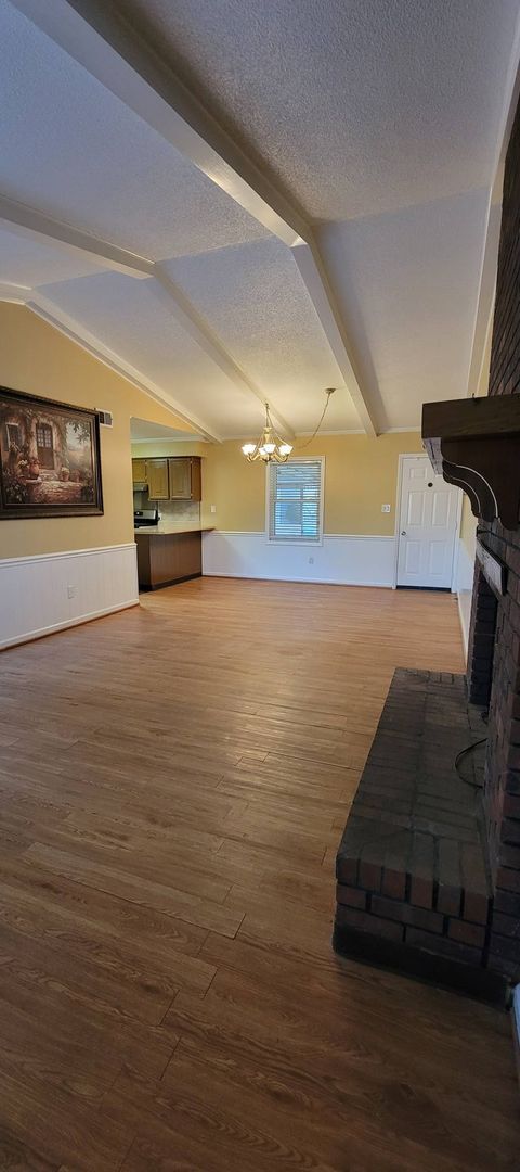 Building Photo - Ready to Move in